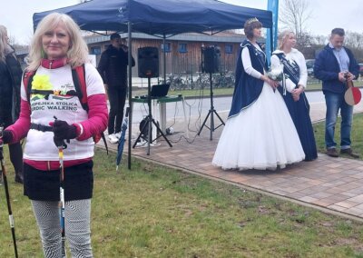 Po lewej stronie stoi organizatorka rajdu, polka reprezentująca Europejską Stolicę Nordic Walking, prowadzący imprezę oraz Królowa Łabędzi w białej sukni ze swoją Dama Dworu i Burmistrzem Prenzlau