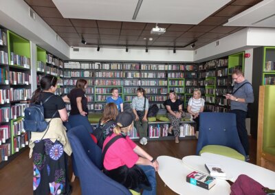na zdjęciu widać 9 osób słuchających o nowoczesnej bibliotece w Gdyni