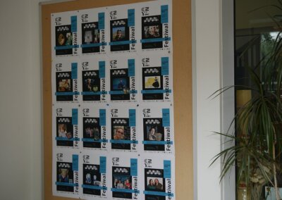 zdjęcie przedstawia zbiór małych plakatów informacyjnych o wydarzeniach i prelegentach podczas festiwalu literatury dziecięcej