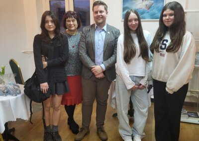 Pamiątkowe zdjęcie prelegenta – Igora Kopy z uczestniczkami wydarzenia.