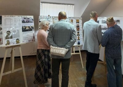 Uczestnicy wydarzenia w Muzeum oglądają plansze wystawy historycznej prezentowane w sali ekspozycyjnej. Spotkanie zorganizowane z okazji jubileuszu 80-lecia Pogoni Barlinek i było poświęcone tematyce sportowej